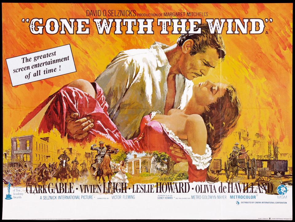 Un cartel publicitario de 1939 de 'Gone with the Wind" con las figuras de Clark Gable y Vivien Leigh, sus protagonistas, y una ilustración de una ciudad de Atlanta en llamas durante la Guerra Civil de EEUU. (Universal History Archive/UIG via Getty images)