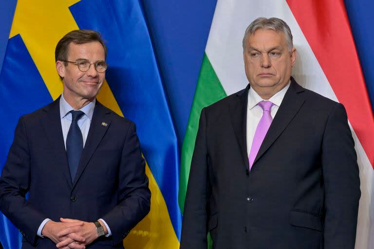 El primer ministro sueco Ulf Kristersson, izquierda, y su homólogo húngaro Viktor Orban posan en el Monasterio Carmelita en Budapest, Hungría, el viernes 23 de febrero de 2024. (AP Foto/Denes Erdos)