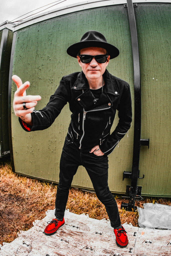 Deryck Whibley hangs out with RS UK backstage (Picture: Stuart Garneys for Rolling Stone UK)