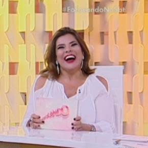 Apesar de estar toda contente em voltar para a televisão, a ex-apresentadora infantil não conseguiu se conter e disparou várias pérolas ao vivo. “Eu adoro o MC Biel. Eu perdoou ele, é muito jovem”, disse Mara. “A Mara apoiando o Biel é o fim. Tirem ela da televisão”, pediu um fã virtual do SBT. (Foto: Reprodução/SBT)