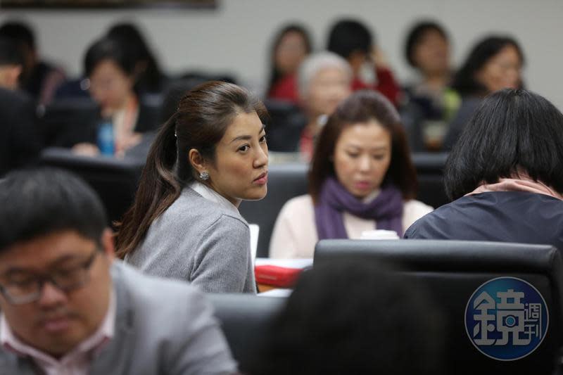 高雄議員候選人吳佩蓉痛批，逢甲校方在處理許淑華論文爭議上，根本是兩套標準。