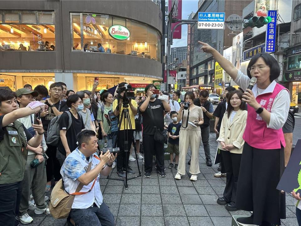 民進黨新北市黨部本周啟動新北街頭宣講，結合各區地方黨公職，新北市黨部主委蘇巧慧19日赴板橋府中宣講。（高鈞麟攝）