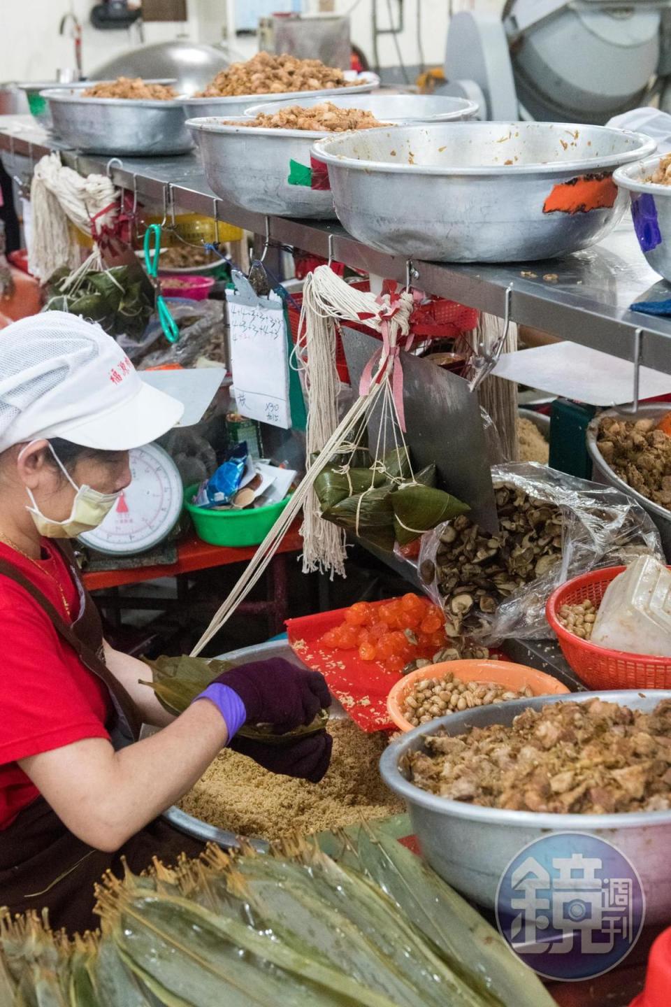 包粽阿姨資歷深、動作俐落明快，一串肉粽一眨眼的時間就完成。