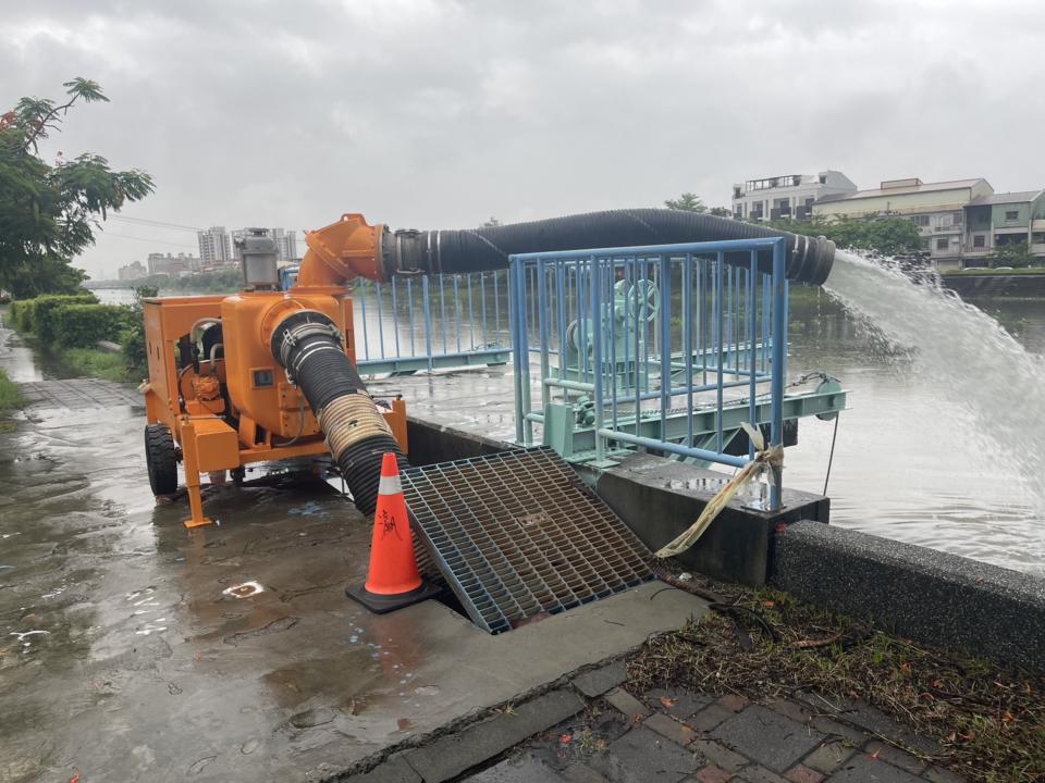 台南10日清晨起雷鳴降雨不停歇，市府緊急啟動35座抽水站及移動式抽水機，已抽水逾210萬公噸。（圖／台南市政府提供）