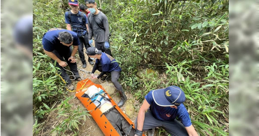 屏東縣三地門鄉尾寮山，今天傳出一名70歲男性登山客暈倒，屏縣消防局獲報派員上山搶救，但發現時該男子已無生命跡象，現場搶救也無效，家屬拒絕送醫，後續交由員警處理，全案由警方持續調查中。（圖／屏縣消防局提供）