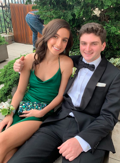 A famous backside photobombed it's daughter's glamourous second shot. Photo: Instagram/jessseinfeld