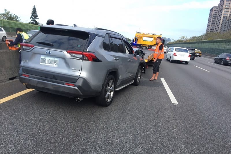 桃園市長張善政3日下午自駕車輛在國道3號三鶯路段意外發生車禍，所幸張善政與同車妻子皆僅輕傷。圖為車禍現場處理情形。（翻攝畫面／中央社）