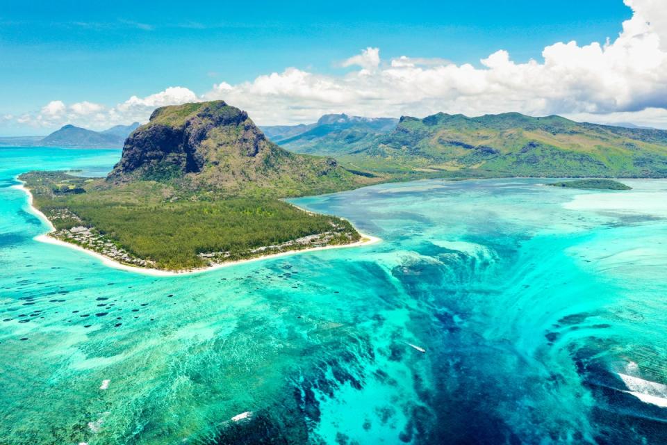 Le Morne Brabant mountain and underwater waterfall (Getty Images/iStockphoto)