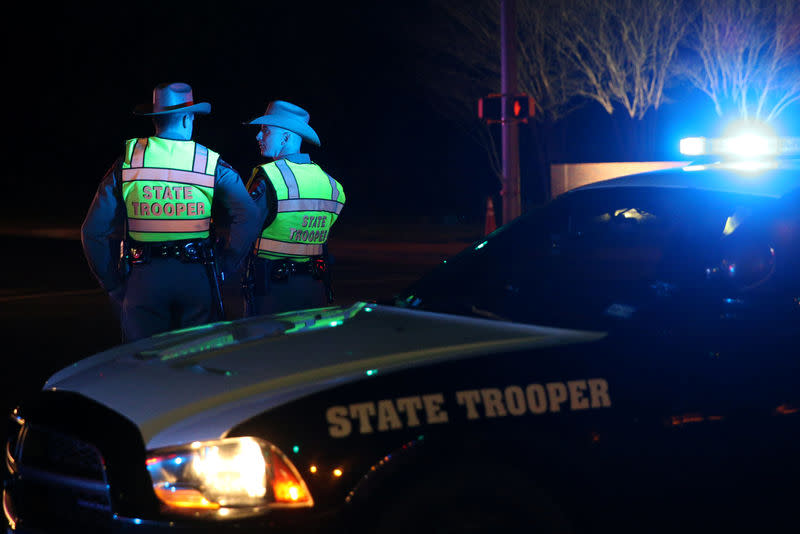 Des policiers texans sur les lieux d'un incident sur Brodie Lane, à Austin. Un chômeur de 23 ans a été identifié comme l'auteur présumé d'une campagne d'attaques au colis piégé qui ont fait deux morts et cinq blessés depuis trois semaines au Texas, indiquent les médias locaux, mercredi. /Photo prise le 20 mars 2018/REUTERS/Loren Elliott