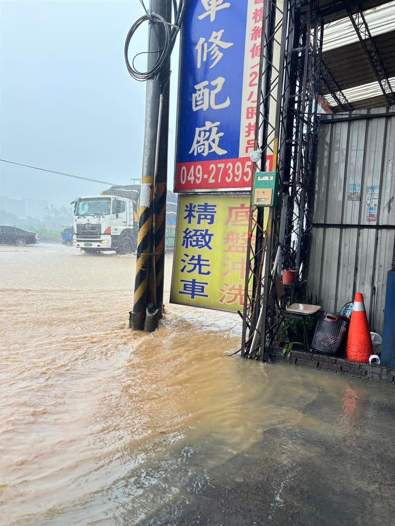 一場暴雨導致淹水高度達到30公分，居民表示比凱米颱風過境時淹更高。(圖／民眾提供)