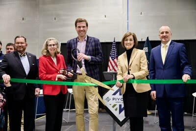 From left to right: Roger Underwood, Chairman of the Board of Directors at Pivot Bio; Wendy Wintersteen, President of Iowa State University; Chris Abbott, CEO of Pivot Bio; Iowa Governor Kim Reynolds; and Iowa Secretary of Agriculture Mike Naig.