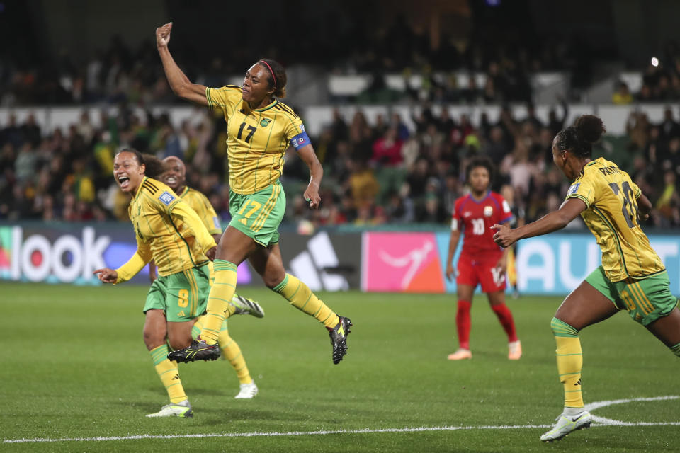 Allyson Swaby de Jamaica celebra con sus compañeras tras anotar el gol de la victoria en el encuentro ante Panamá en el Grupo F de la Copa Mundial femenina en Perth, Australia el sábado 29 de julio del 2023. (AP Foto/Gary Day)