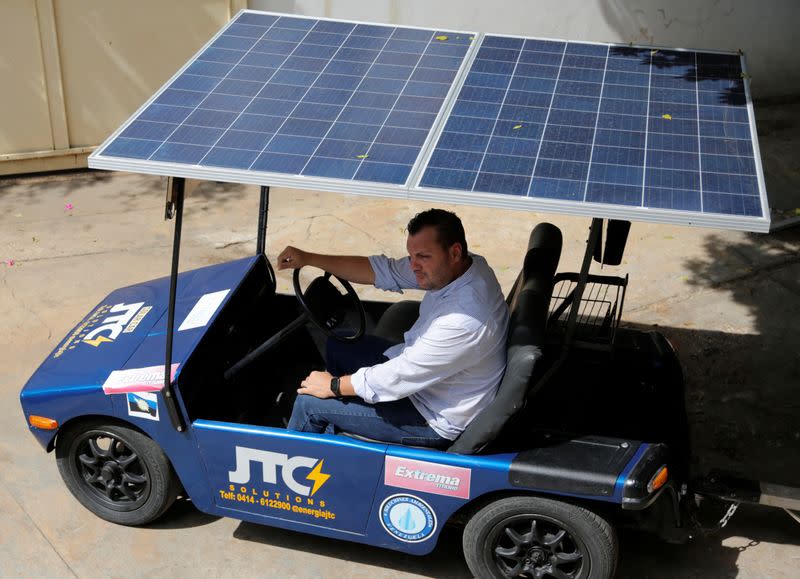 En ciudad petrolera venezolana, automóvil con energía solar ofrece escape de líneas de combustible