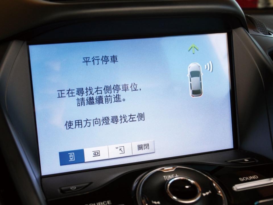 SYNC 3娛樂通訊整合系統中還包括APA主動式全方位停車輔助作動顯示。