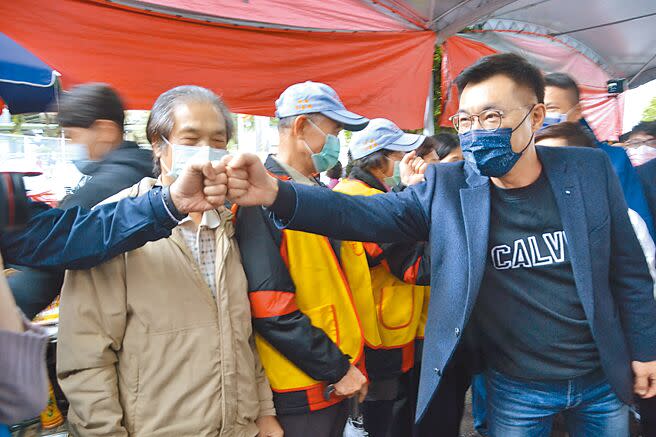 國民黨主席江啟臣昨陪妻子劉姿伶回新店娘家團圓，和岳父劉盛良和妻舅劉哲彰等人到新店區太平宮參拜，圖為江啟臣與熱情的支持者擊拳，互動極為熱絡。（蔡雯如攝）