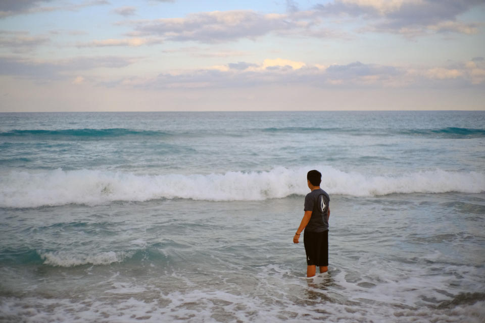 Adelso en la playa de Boca Ratón, Florida, donde vive con su tía, el 22 de marzo de 2021. (Brent McDonald/The New York Times)