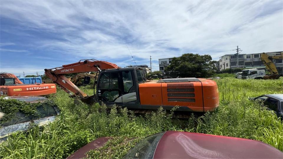 幾乎快把山谷填滿！　苗栗後龍山坡地遭回填營建廢土