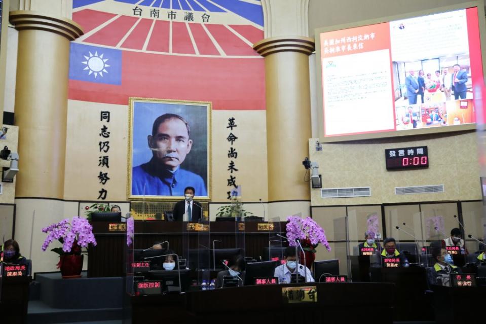 台南市議會召開臨時會，續審一一一年度台南市總預算。 （記者林雪娟攝）