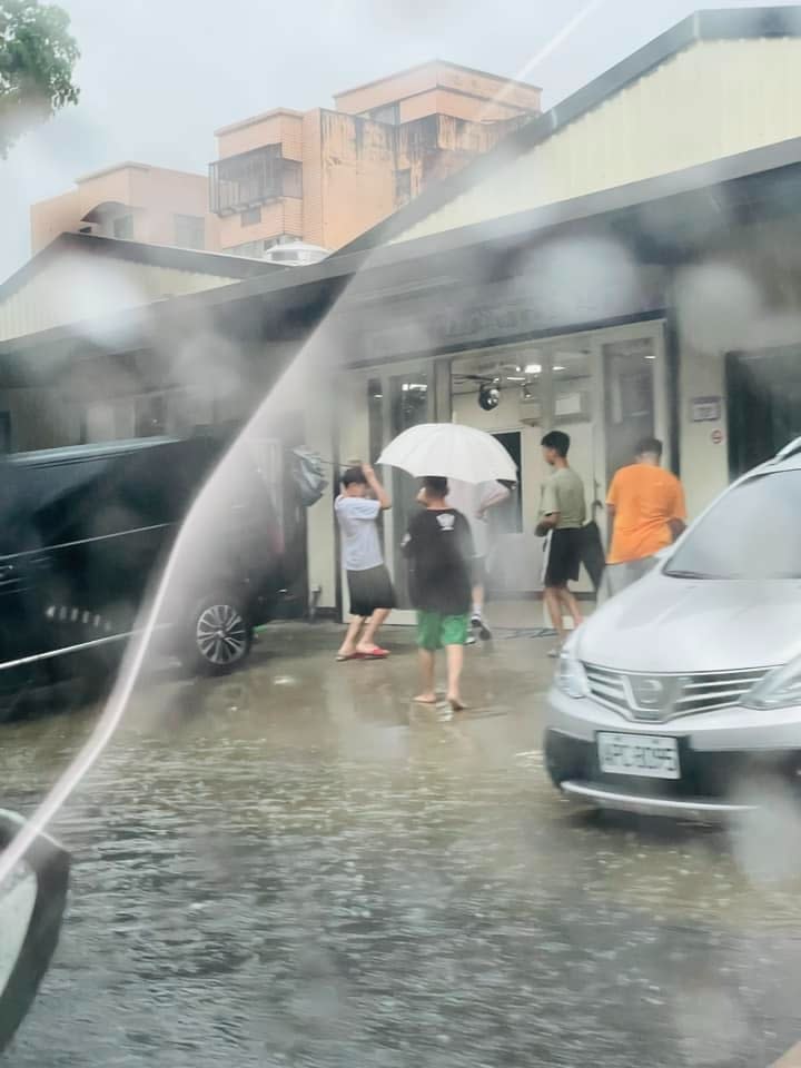 桃園今因大雨，部分地區出現淹積水。翻攝市議員許家睿臉書 