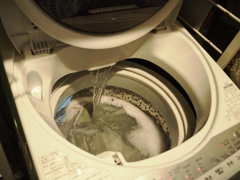 許多人洗衣前常忘記把衛生紙拿出來，導致洗衣機和衣服沾滿衛生紙屑。（示意圖，photoAC）