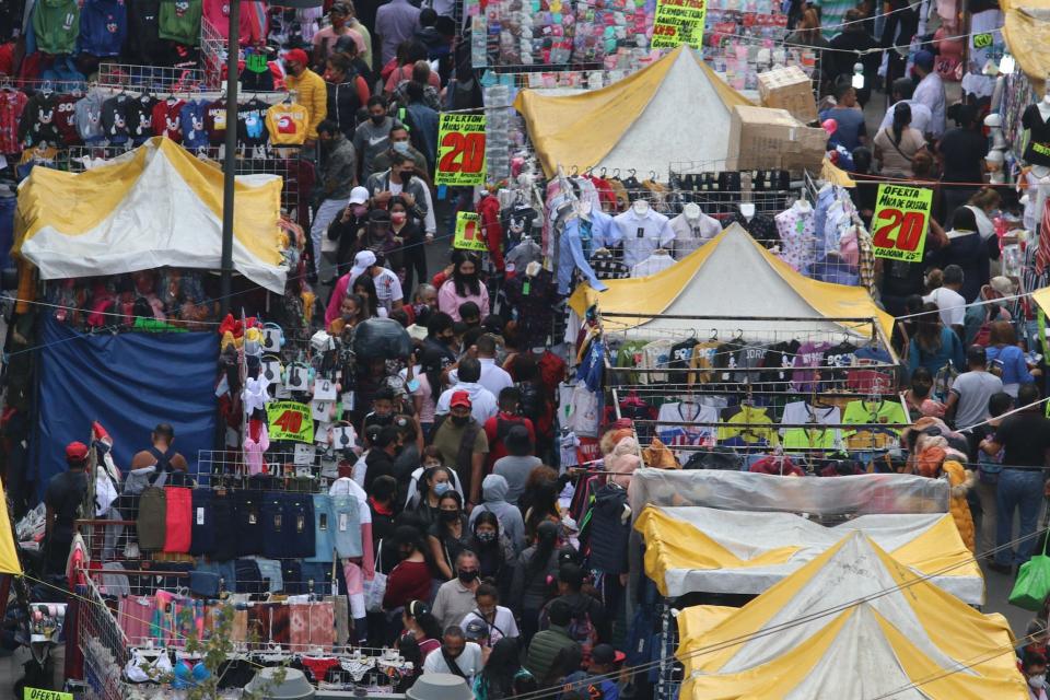 CIUDAD DE MÃ‰XICO, 07DICIEMBRE2020.- Capitalinos acudieron a la calle de Corregidora en el Centro HistÃ³rico a realizar compras sin respetar la sana distancia. Las autoridades recomiendan mantenerse en casa por el alto Ã­ndice de contagios de Covid-19. FOTO: GRACIELA LÃ“PEZ /CUARTOSCURO.COM