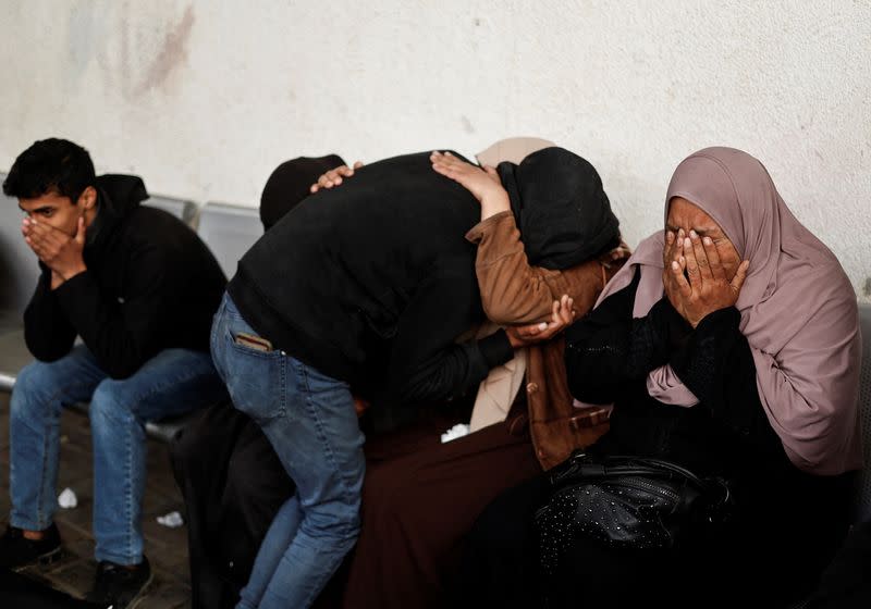 Dolientes reaccionan junto a los cuerpos de palestinos (no en la foto) muertos en un ataque israelí, en medio del actual conflicto entre Israel y el grupo islamista palestino Hamás, en Ráfah, en el sur de la Franja de Gaza