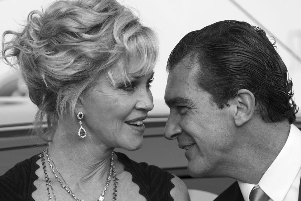 Le temps guérissant bien des maux, Melanie Griffith et Antonio Banderas vont entretenir une saine relation après leur divorce. Ils joueront même ensemble dans <em>Automata</em>, en 2015. Même après avoir refait sa vie avec Nicole Kimpel, une consultante d’origine danoise de vingt ans sa cadette, l’acteur espagnol ne manquera pas de déclarer sa flamme à son ex-femme à l’occasion de la tournée promotionnelle du film : "<em>J'admire et je respecte Melanie avant tout pour son merveilleux travail d'actrice. Je l'ai toujours dit.</em>, confiera-t-il alors au magazine <em>Hello ! Elle est également la personne que j'ai aimée, que j'aime et que j'aimerai toute ma vie.</em>" Certains feux ne s’éteignent jamais vraiment… (<em>Daniel Perez Garcia-Santos/WireImage</em>)