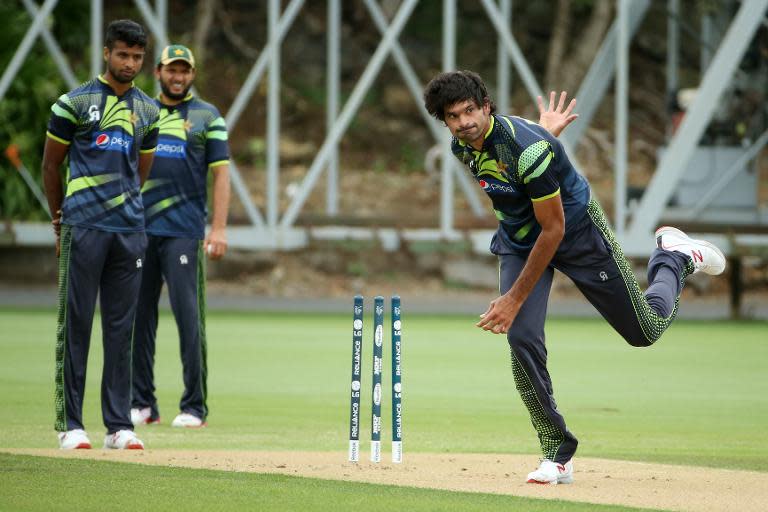 Pakistan fast bowler Mohammad Irfan (R) attends a team training session ahead of their 2015 Cricket World Cup match against South Africa at Eden Park in Auckland on March 6, 2015