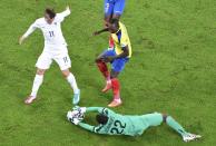 Ecuador's goalkeeper Alexander Dominguez (C) makes a save in front of France's Antoine Griezmann (L) during their 2014 World Cup Group E soccer match at the Maracana stadium in Rio de Janeiro June 25, 2014. REUTERS/Francois Xavier Marit/Pool (BRAZIL - Tags: SOCCER SPORT WORLD CUP)