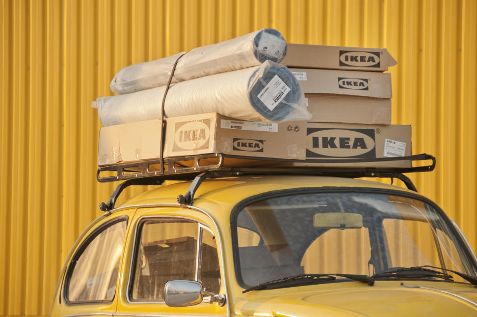 Mehrere Ikea-Kartons sind auf dem Dachgepäckträger eines Käfer gestapelt. 