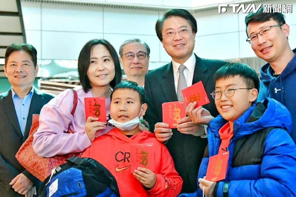 林右昌表示，春節期間機場將加開12歲以下的「親子友善櫃檯」。（圖／內政部）