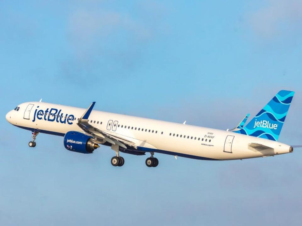 A JetBlue A321neo LR in flight.