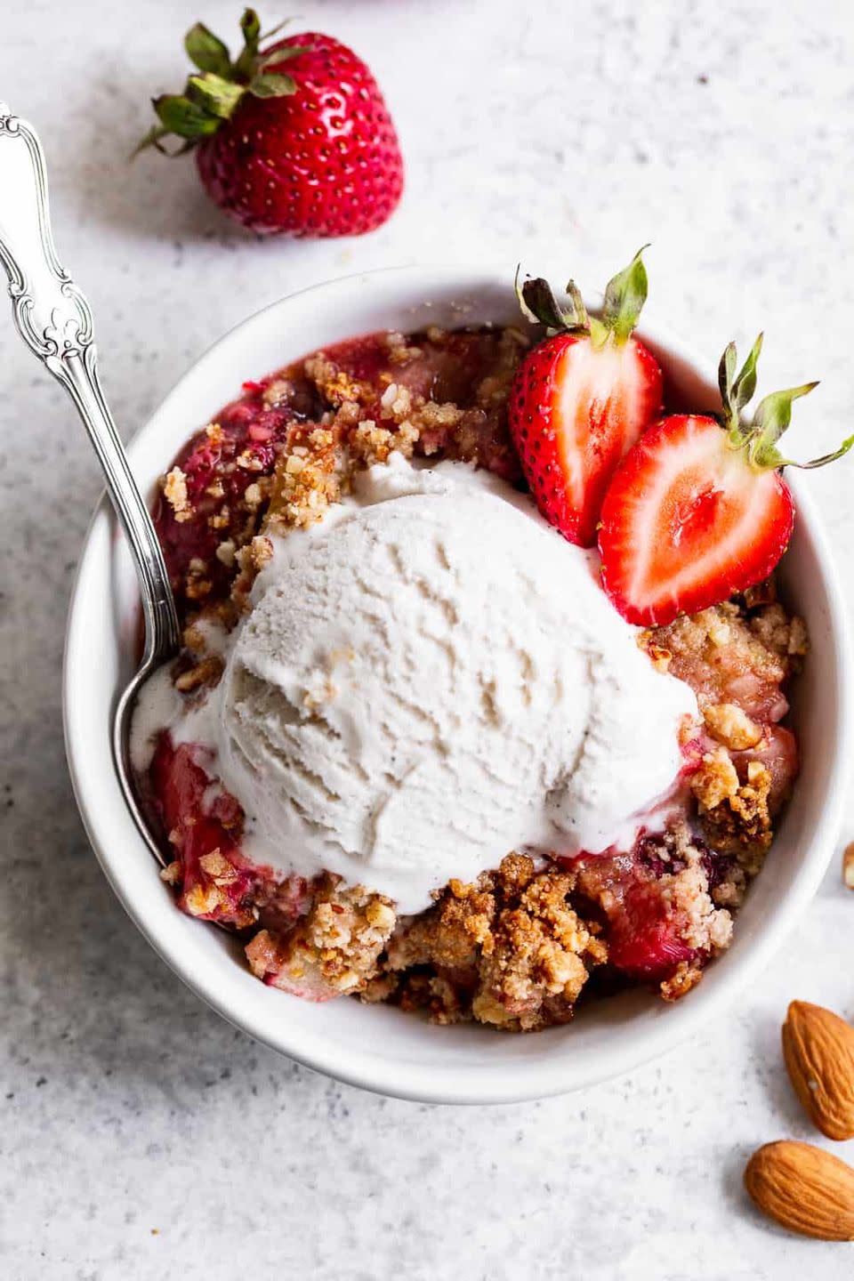 strawberry rhubarb crisp with vanilla ice cream