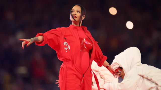 Rihanna, Pregnant, Headlines Super Bowl Halftime Show: Watch