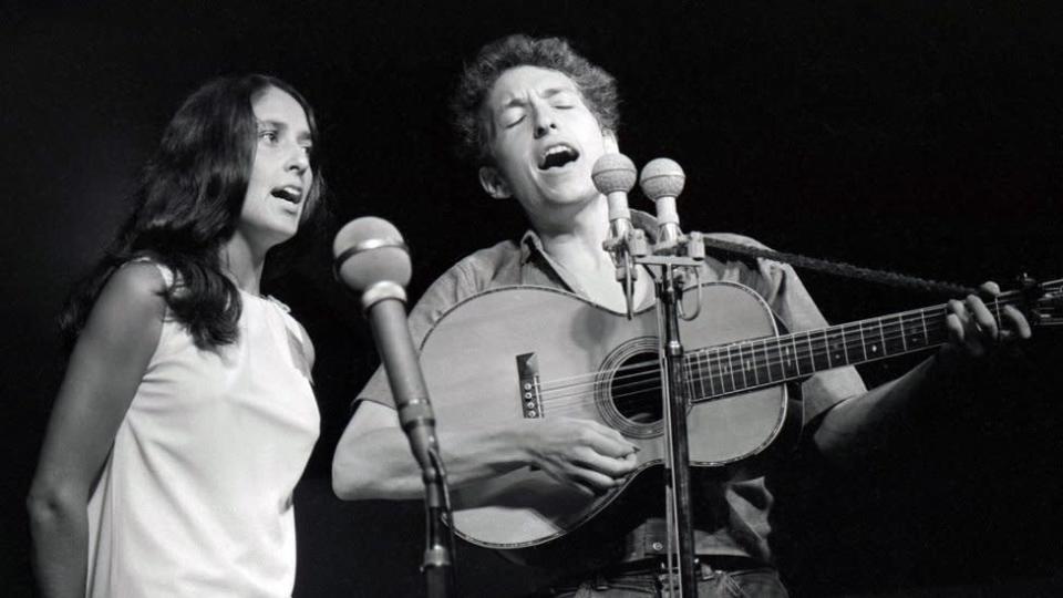 Joan Baez e Bob Dylan cantando em apresenta&#xe7;&#xe3;o