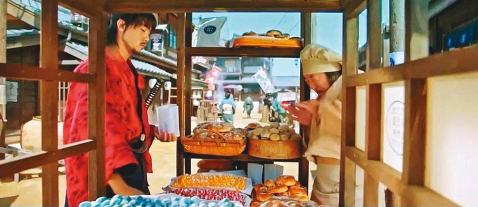  《陽光先生》以路邊小販的方式巧妙置入韓國知名麵包連鎖店。（翻攝自Netflix）