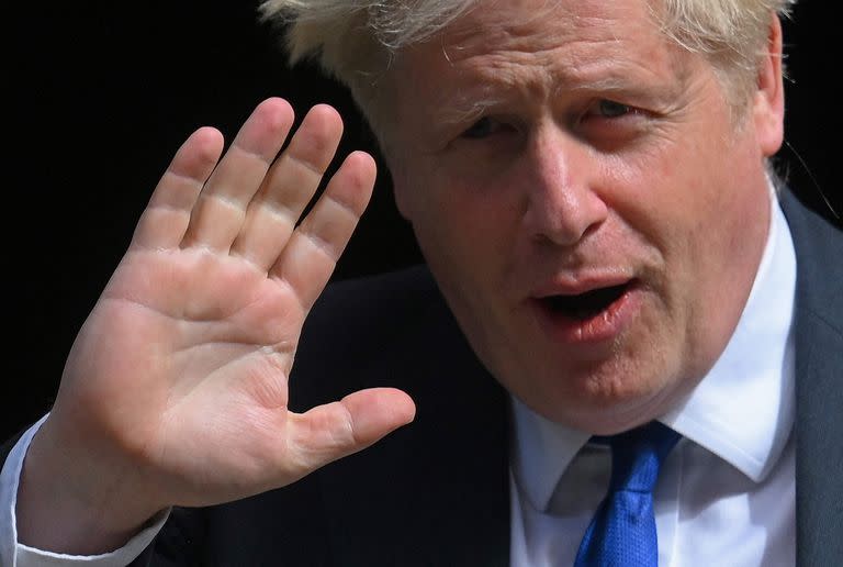 El primer ministro británico, Boris Johnson, saluda cuando sale del número 10 de Downing Street en el centro de Londres el 6 de julio de 2022 para dirigirse a las Casas del Parlamento para la sesión semanal de Preguntas al Primer Ministro