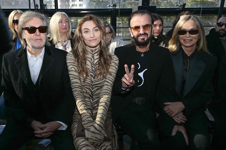 Paul McCartney y Sir Ringo Star presenciaron el desfile desde la primera fila junto a Paris Jackson (Photo by MIGUEL MEDINA / AFP)