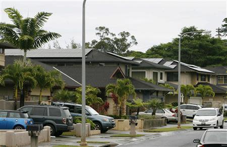 A view of houses with solar panels in the Mililani neighbourhood on the island of Oahu in Mililani, Hawaii, December 15, 2013. REUTERS/Hugh Gentry