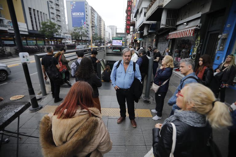 Los pasajeros esperan que se reanude el servicio