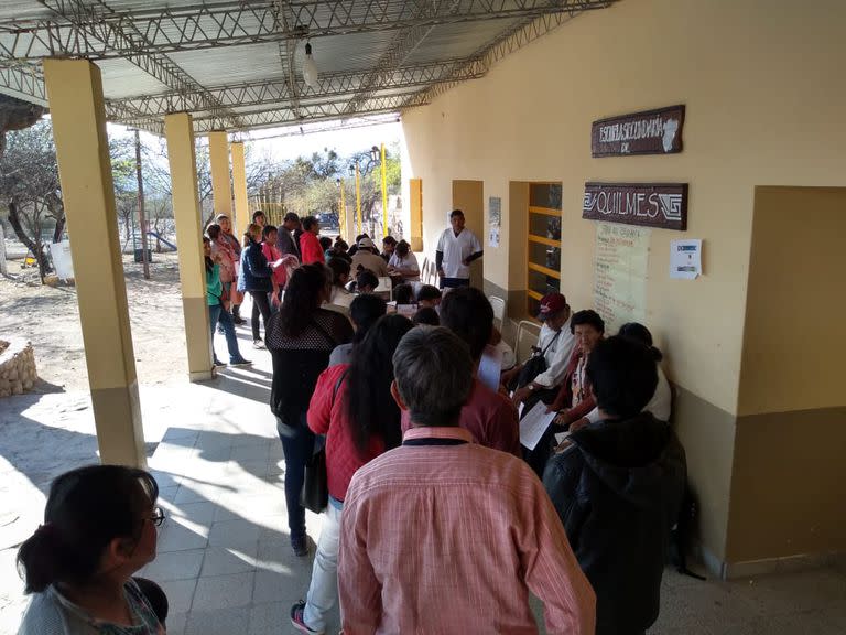 El programa de lleva a cabo en escuelas locales y la comunidad se acerca, en algunos casos caminan horas o pasan la noche en la montaña para ser atendidos