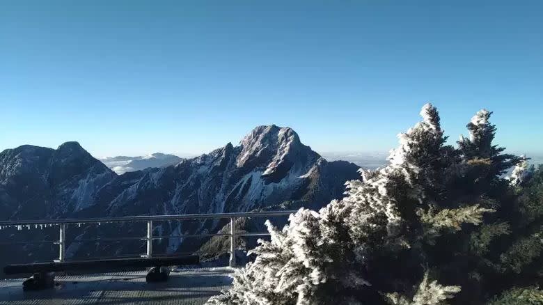 玉山於一早7時下雪。（圖／氣象署提供，下同）