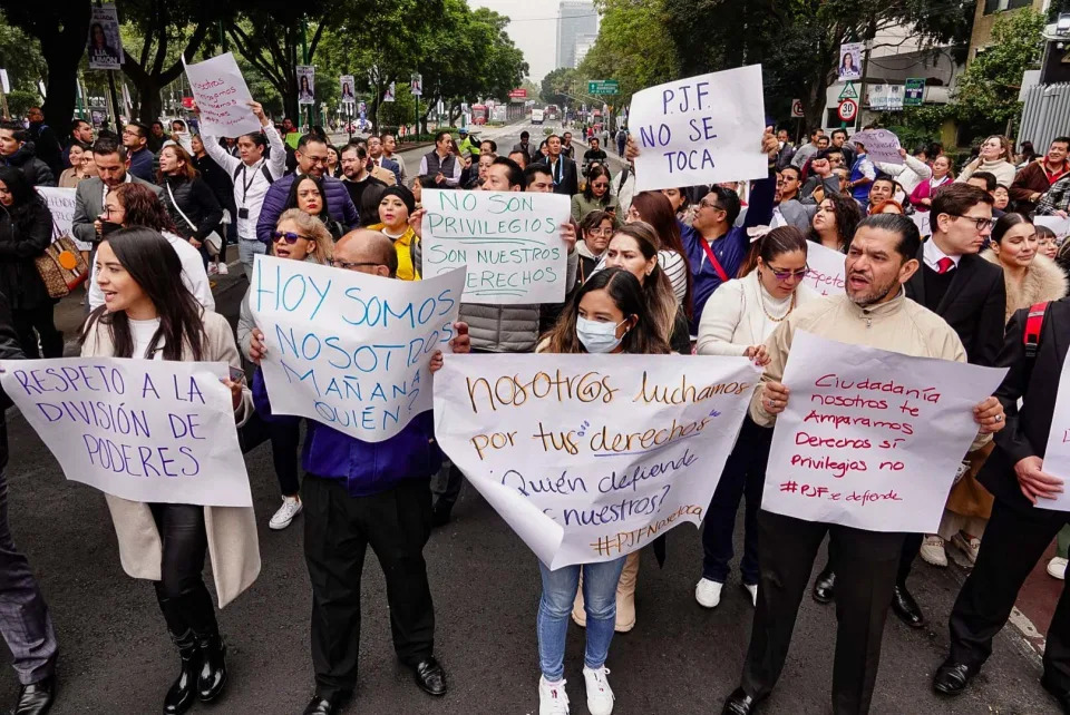 CIUDAD DE MÉXICO, 17OCTUBRE2023.- Integrantes del Sindicato de Trabajadores del Poder Judicial de la Federación (PJF) se manifestaron en diversos puntos de la ciudad para exigir al Poder Legislativo se respeten sus derechos ante la extinción de 13 fideicomisos del PJF. 
FOTO: ROGELIO MORALES /CUARTOSCURO.COM