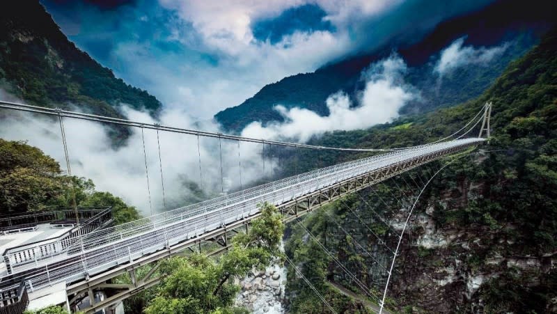 <p>太魯閣國家公園「山月吊橋」預計於2020下半年開放｜The Mountain-Moon bridge crossing the Liwu river at the Taroko National Park, is set to open to the public in the second half of the year. (Courtesy of Ministry of the Interior）</p>
