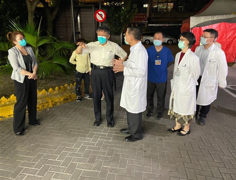 台北市長柯文哲視察和平醫院，表示目前沒有封院危險。（圖／ 北市府提供）