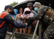 <p>FRM08. GUINOBATAN (FILIPINAS), 23/01/2018. Aldeanos filipinos desembarcan de un camión militar en una operación de rescate mientras el volcán Mayon entra en erupción hoy, martes 23 de enero de 2018, en Guinobatan, provincia de Albay (Filipinas). El Instituto Filipino de Vulcanología y Sismología (PHIVOLCS) elevó el 22 de enero el nivel de alerta para el volcán Mayon en medio de temores de una erupción mayor en las próximas horas o días. “Más de 26,000 personas han sido evacuadas a refugios en el área. La zona de peligro se extiende a un radio de 8 kilómetros desde el respiradero de la cumbre. Se recomienda encarecidamente al público que esté atento y desista de ingresar a esta zona de peligro”, agregó el PHIVOLCS. EFE/FRANCIS R. MALASIG </p>