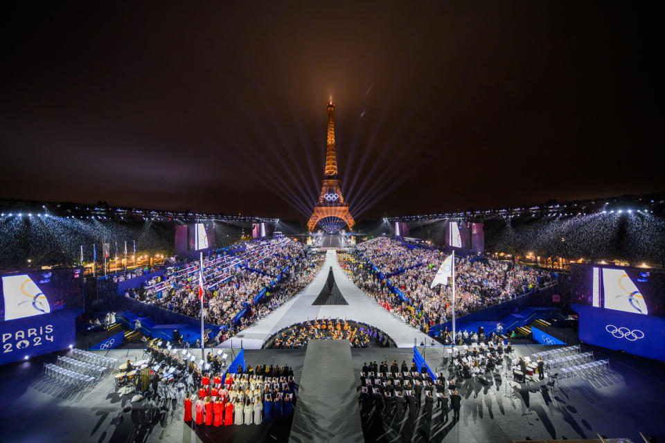 Bendera Olimpiade dikibarkan di Place du Trocadero di depan Menara Eiffel. (François-Xavier Marit-Pool/Getty Images)