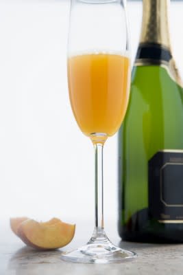 Lui aussi à base de champagne, le Bellini est plus original que le kir royal. ©Phovoir