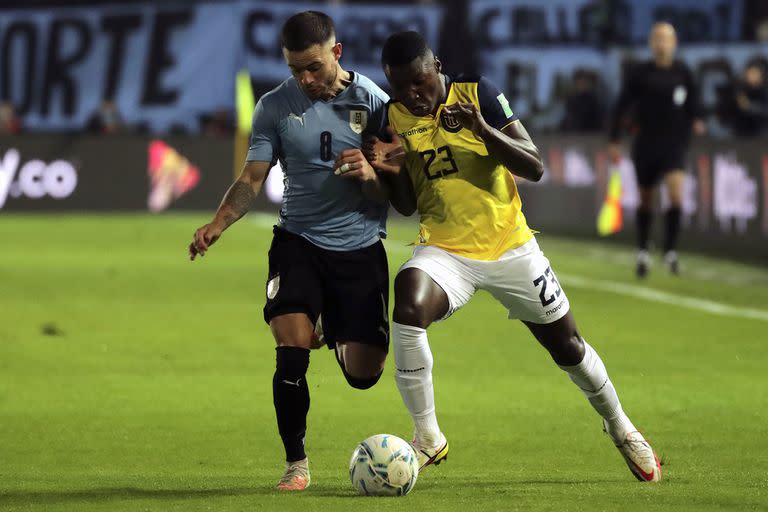 Nahitan Nández pelea cuerpo a cuerpo con Moisés Caicedo; el lateral-volante uruguayo diseñó a puro coraje la jugada para el gol de la Celeste