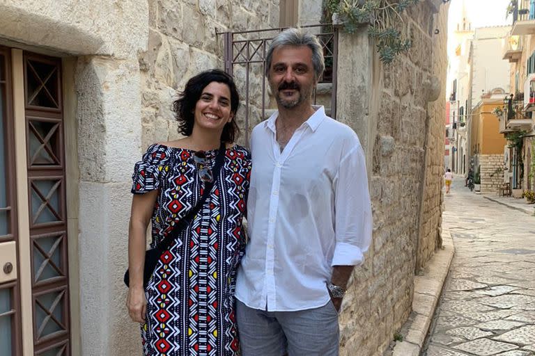 Pipi Piazzolla y su mujer recorriendo las calles de Trani, ciudad que cuenta con un gran festival de tango